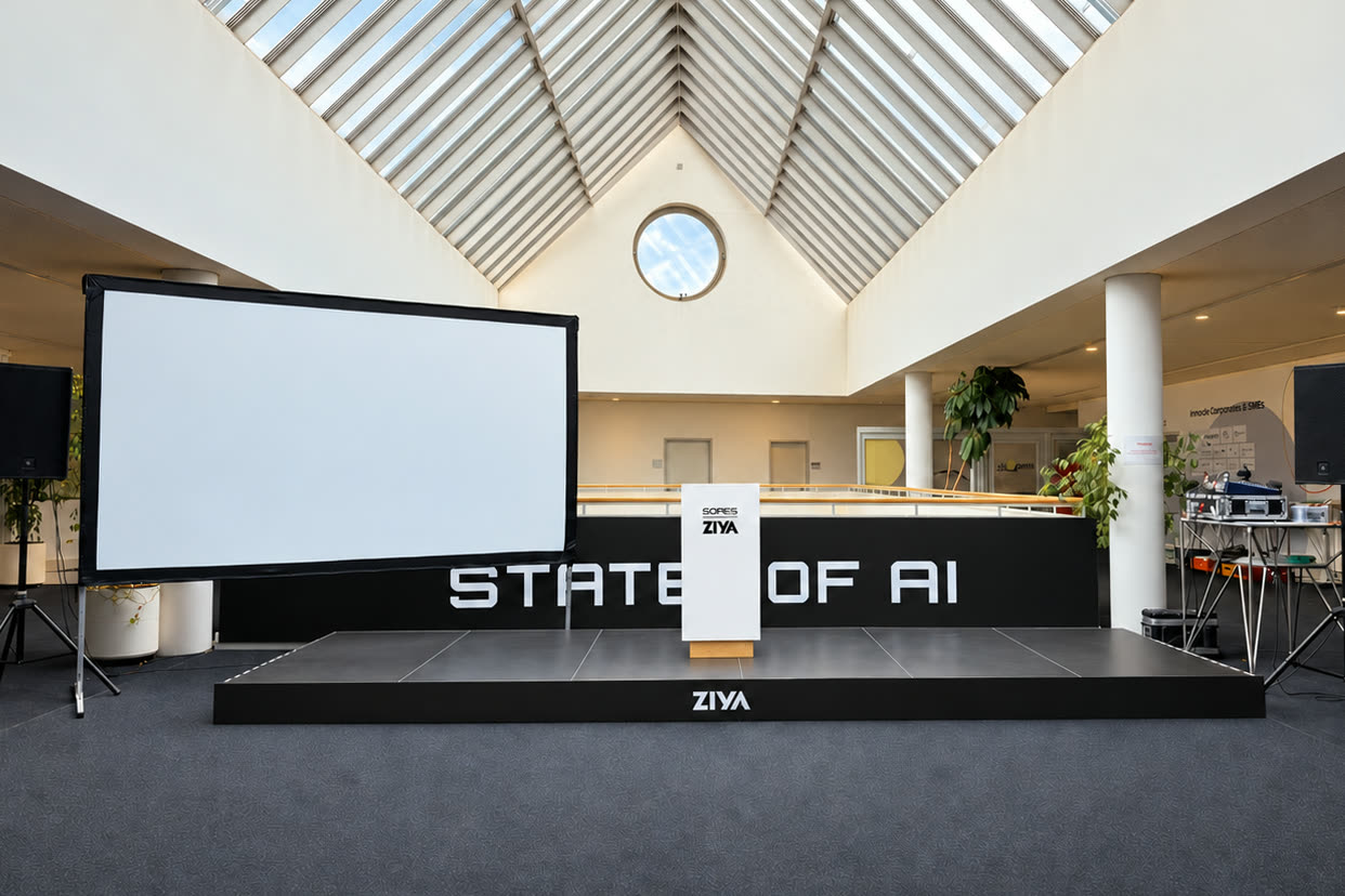 Bühne des ersten State of AI mit Leinwand und dem Schriftzug State of AI