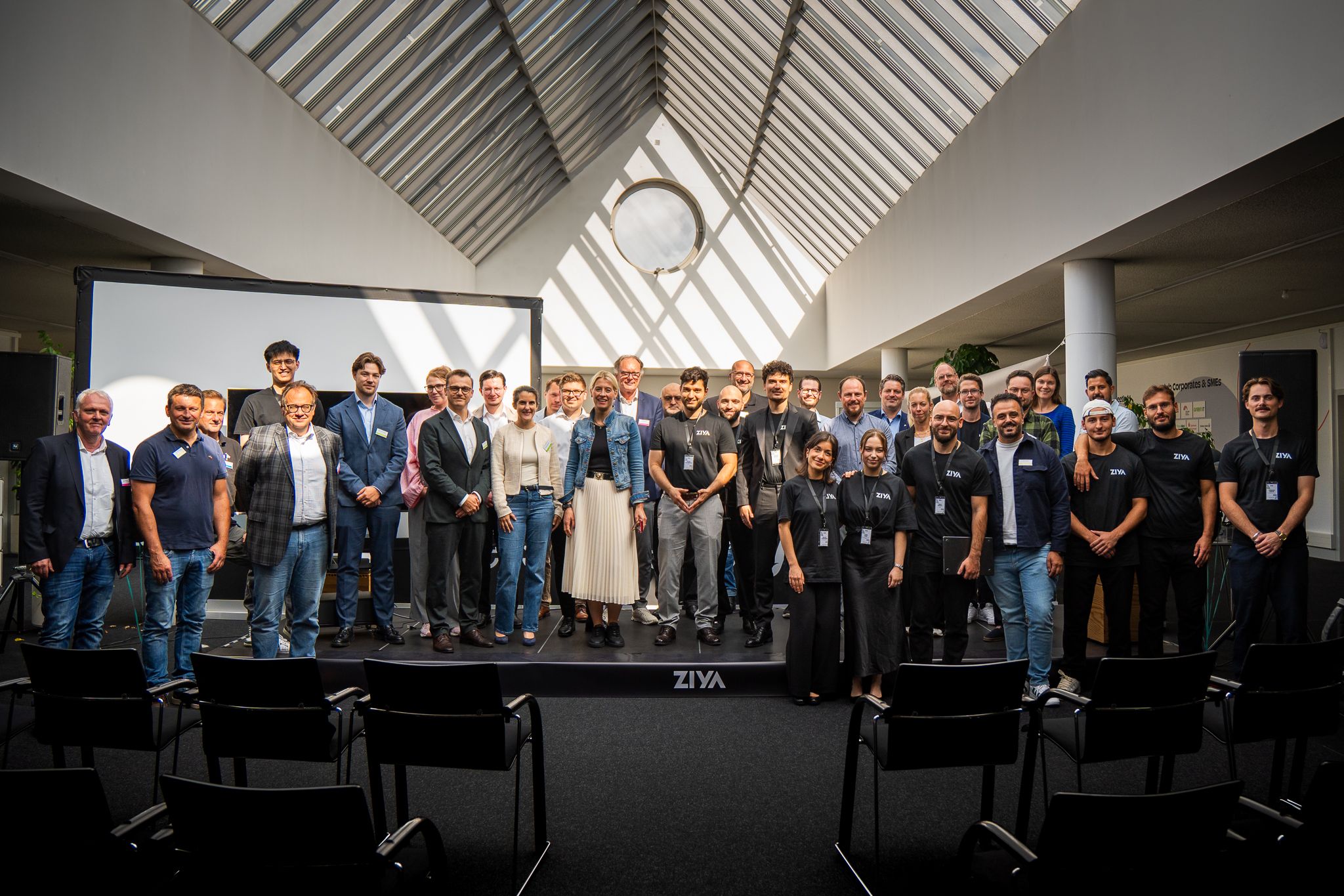 Gruppenbild der Gründungsmitglieder des KI-Bündnisses auf der Bühne des ersten State of AI
